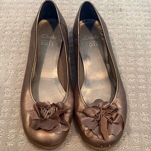 Clarks Soft Women's Metallic Bronze Leather Flats with Floral Accent 7.5